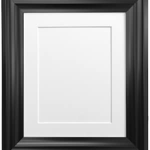 Puede incluir: Un marco de fotos rectangular con un acabado negro mate liso y un borde ancho biselado. El marco incluye un paspartú blanco nítido centrado dentro de la estructura, creando un área de visualización limpia y de alto contraste.