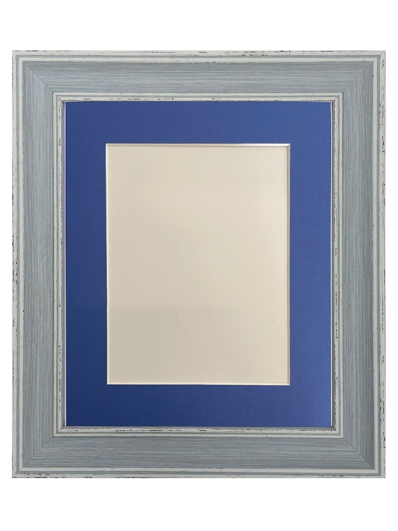 Peut inclure: Un cadre photo en bois gris avec un passe-partout bleu. Le cadre a un aspect vieilli et est parfait pour afficher des photos ou des &oelig;uvres d'art.