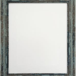 Peut inclure: Un cadre photo carré avec une finition bleu et gris vieillie et patinée. Le cadre a un design simple et rustique.