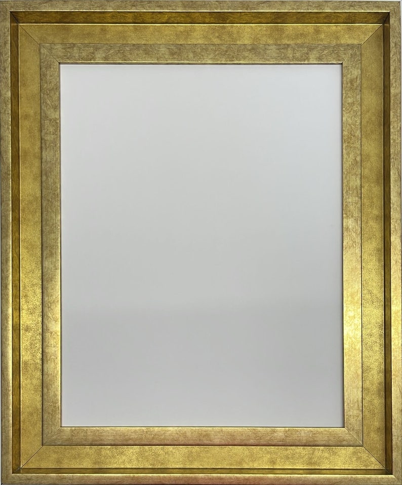 K&ouml;nnte beinhalten: Ein goldener Bilderrahmen mit einem schlichten, klaren Design. Der Rahmen hat eine abgenutzte, antike Optik und ist aus Holz.