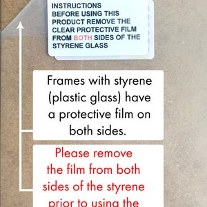 K&ouml;nnte beinhalten: Weisse Anweisungsetikett mit schwarzem Text, der lautet "INSTRUCTIONS BEFORE USING THIS PRODUCT REMOVE THE CLEAR PROTECTIVE FILM FROM BOTH SIDES OF THE STYRENE GLASS". Unter dem Etikett befindet sich ein weisses Rechteck mit schwarzem Text, der lautet "Frames with styrene (plastic glass) have a protective film on both sides. Please remove the film from both sides of the styrene prior to using the frame."