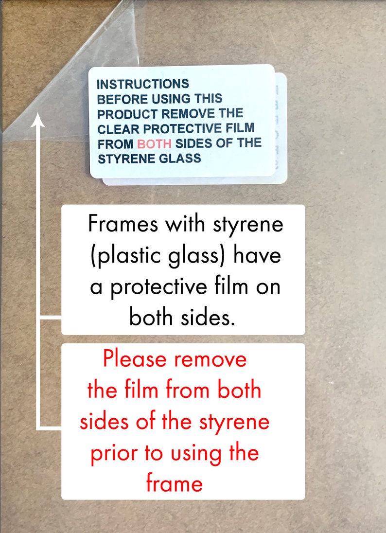 K&ouml;nnte beinhalten: Weisse Anweisungsetikett mit schwarzem Text, der lautet "INSTRUCTIONS BEFORE USING THIS PRODUCT REMOVE THE CLEAR PROTECTIVE FILM FROM BOTH SIDES OF THE STYRENE GLASS". Unter dem Etikett befindet sich ein weisses Rechteck mit schwarzem Text, der lautet "Frames with styrene (plastic glass) have a protective film on both sides. Please remove the film from both sides of the styrene prior to using the frame."