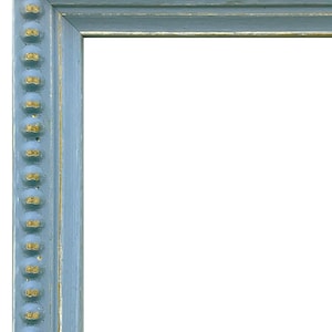 Pu&ograve; includere: Una cornice per foto blu chiaro con un bordo dorato. La cornice ha un bordo perlato decorativo.