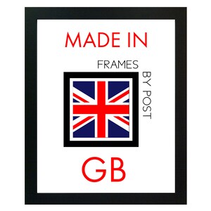 K&ouml;nnte beinhalten: Ein wei&szlig;er Hintergrund mit schwarzem Text, der "MADE IN FRAMES BY POST GB" lautet. In der Mitte des Bildes befindet sich eine kleine Union Jack-Flagge.