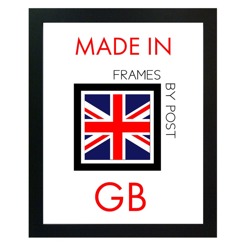 K&ouml;nnte beinhalten: Ein wei&szlig;er Hintergrund mit schwarzem Text, der "MADE IN FRAMES BY POST GB" lautet. In der Mitte des Bildes befindet sich eine kleine Union Jack-Flagge.