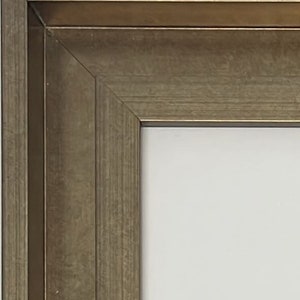 K&ouml;nnte beinhalten: Nahaufnahme eines Bilderrahmens aus Holz mit goldfarbener Oberfl&auml;che. Der Rahmen hat ein schlichtes, klassisches Design mit einem leicht erh&ouml;hten Rand.