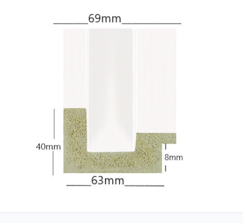 K&ouml;nnte beinhalten: Ein wei&szlig;er Rahmen mit einem beigefarbenen Passepartout, der 69 mm x 63 mm misst und 40 mm hoch ist. Das Passepartout hat eine 8 mm breite &Ouml;ffnung.
