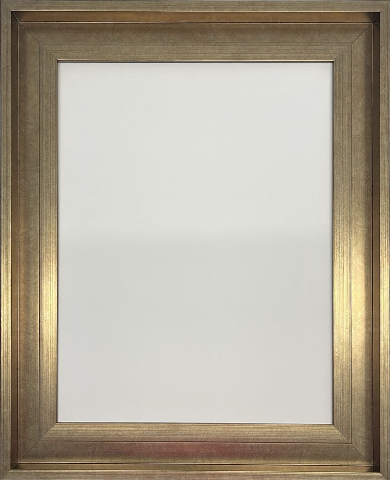 K&ouml;nnte beinhalten: Ein goldener Bilderrahmen mit einem wei&szlig;en Passepartout. Der Rahmen hat ein schlichtes, elegantes Design.