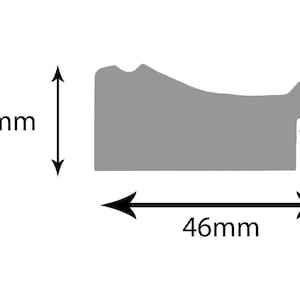 Puede incluir: Un objeto rectangular gris con medidas. El objeto mide 46 mm de largo, 20 mm de alto y 6 mm de profundidad. El borde superior tiene un dise&ntilde;o curvo. Probablemente sea un componente o una pieza.
