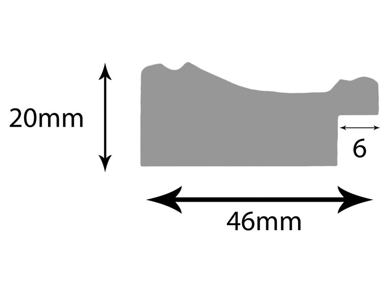 Puede incluir: Un objeto rectangular gris con medidas. El objeto mide 46 mm de largo, 20 mm de alto y 6 mm de profundidad. El borde superior tiene un dise&ntilde;o curvo. Probablemente sea un componente o una pieza.
