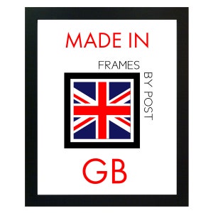 Peut inclure: Une &eacute;tiquette blanche avec du texte noir qui dit "MADE IN FRAMES BY POST GB". L'&eacute;tiquette pr&eacute;sente une petite image du drapeau britannique.