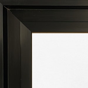 K&ouml;nnte beinhalten: Nahaufnahme der Ecke eines schwarzen Bilderrahmens. Der Rahmen hat ein schlichtes, klares Design mit einer glatten, matten Oberfl&auml;che.