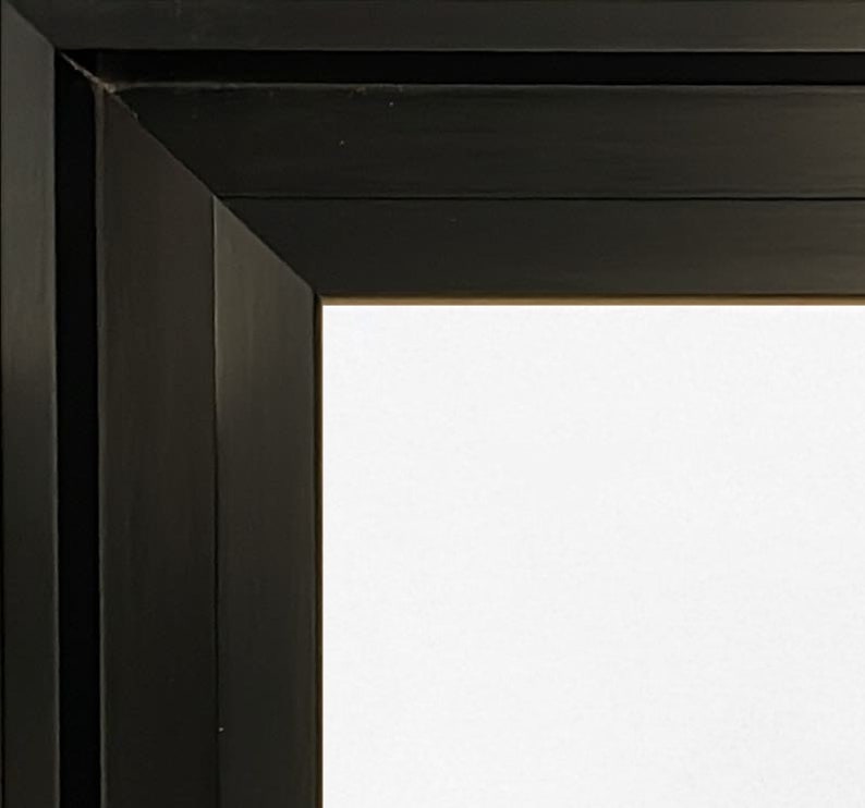 K&ouml;nnte beinhalten: Nahaufnahme der Ecke eines schwarzen Bilderrahmens. Der Rahmen hat ein schlichtes, klares Design mit einer glatten, matten Oberfl&auml;che.