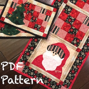 Pode incluir: Um corredor de mesa de Natal vermelho, preto e branco com uma aplicação de Papai Noel. O corredor de mesa é feito de quadrados de tecido patchwork e tem uma borda preta. O corredor de mesa é acompanhado por dois jogos americanos combinando. A imagem inclui o texto "PDF Pattern".