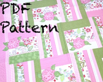 Könnte beinhalten: Ein PDF-Muster für eine Steppdecke in einem rosa und grünen Farbschema. Die Steppdecke zeigt ein sich wiederholendes Muster aus Quadraten und Rechtecken mit Blumendesigns. Der Text "PDF Pattern" ist in Schwarz auf der Steppdecke geschrieben.