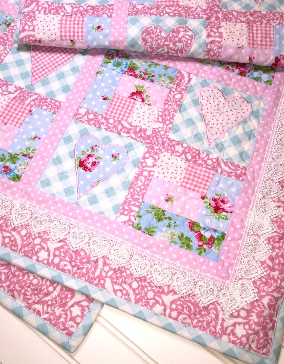 ベビーベアとログキャビンのキルト　パッチワーク　ベビーキルト　ハンドメイド ハート型ベビーキルトパターン、ベビーキルトパターン、女の子用ベビー