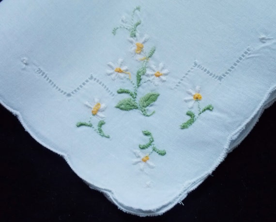 Vintage Pretty Embroidered Scalloped Edge Handker… - image 3