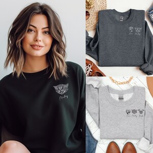 Puede incluir: Tres sudaderas diferentes con retratos de mascotas personalizados. La primera sudadera es gris oscuro con un retrato de perro y gato. La segunda sudadera es negra con un retrato de gato. La tercera sudadera es gris claro con un retrato de perro, gato y carlino. Cada sudadera tiene el nombre de la mascota impreso debajo del retrato.