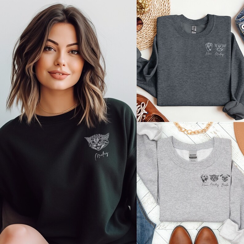 Puede incluir: Tres sudaderas diferentes con retratos de mascotas personalizados. La primera sudadera es gris oscuro con un retrato de perro y gato. La segunda sudadera es negra con un retrato de gato. La tercera sudadera es gris claro con un retrato de perro, gato y carlino. Cada sudadera tiene el nombre de la mascota impreso debajo del retrato.