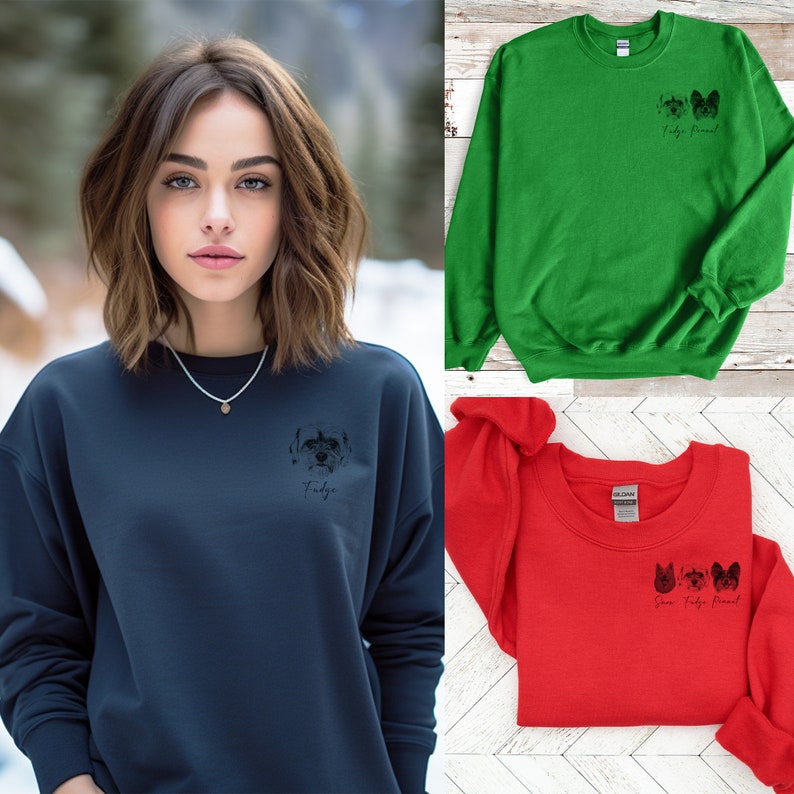 Puede incluir: Tres sudaderas con fondos de colores diferentes y retratos de perros personalizados. Las sudaderas son azul marino, verde y roja. Los retratos son en blanco y negro e incluyen los nombres de los perros.