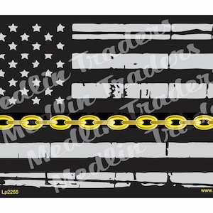 Könnte beinhalten: Schwarzes Nummernschild mit einem abgenutzten Design der amerikanischen Flagge und einer goldenen Abschleppkette. Die Flagge hat weiße Sterne und graue Streifen. Ein goldener Abschlepphaken befindet sich auf der linken Seite. Der Text "Medlin Traders" ist im Hintergrund sichtbar.