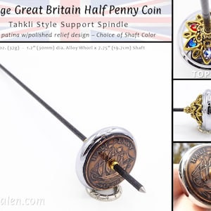 Puede incluir: Un huso de rueda de hilar con una moneda de medio penique británica vintage. El huso está hecho de madera negra y mide 19,7 cm de largo. La moneda es de 1966 y tiene un diseño de barco. El huso es un huso de soporte de estilo Tahkli.