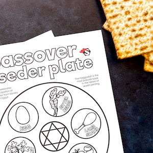 Pu&ograve; includere: Una pagina da colorare stampabile in bianco e nero di un piatto di Seder di Pasqua con il testo "Passover Seder Plate" e istruzioni per ogni elemento del piatto. L'Haggadah &egrave; il libro pi&ugrave; popolare nella storia della stampa ebraica.