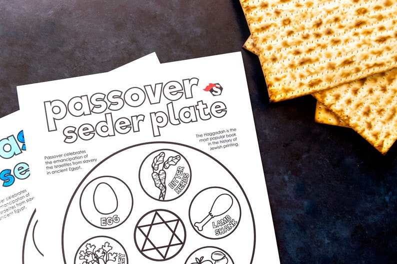 Pu&ograve; includere: Una pagina da colorare stampabile in bianco e nero di un piatto di Seder di Pasqua con il testo "Passover Seder Plate" e istruzioni per ogni elemento del piatto. L'Haggadah &egrave; il libro pi&ugrave; popolare nella storia della stampa ebraica.