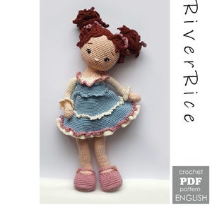 Patrón de crochet para Julia. Incluye muñeca y ropa. Disponible en inglés (con términos estadounidenses).
