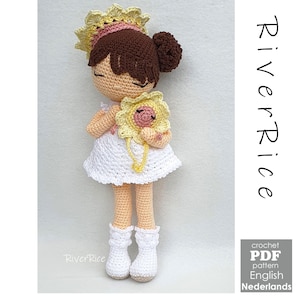 Puede incluir: Muñeca de ganchillo con cabello castaño recogido en un moño, vestida con un vestido blanco, botas y una corona de flores amarillas. La muñeca sostiene una flor amarilla. El texto "River Rice" está en el lado izquierdo de la muñeca. El texto "crochet PDF pattern English Nederlands" está en el lado derecho.
