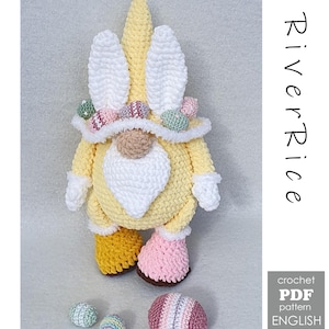 Op de afbeelding: Een witte keramische mok met een zwarte handgreep en de tekst "But First, Coffee" in een vetgedrukte, zwarte letter. De mok staat tegen een vage achtergrond. De mok is ongeveer 10 cm hoog.