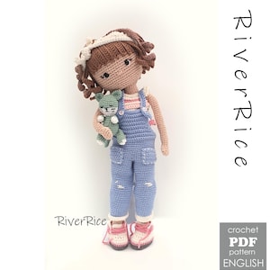 Patrón de crochet Fleur. Incluye muñeca, ropa y gatito. Este patrón está disponible en inglés (con términos estadounidenses).