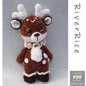 Op de afbeelding: Een gehaakt hertje in bruin en wit met witte geweien, een geplooide kraag en donkerbruine voeten. De tekst RiverRice staat verticaal aan de rechterkant, met daaronder een grijs vak met de tekst crochet PDF pattern ENGLISH.