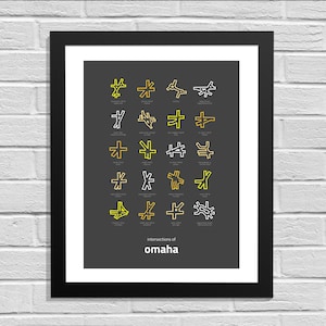 Puede incluir: Un póster en blanco y negro con fondo gris que presenta una cuadrícula de 25 dibujos de líneas amarillas y blancas de diferentes intersecciones de calles. El texto "intersections of omaha" está en la parte inferior del póster.