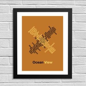 Può includere: Un poster marrone con le parole "Ocean View" in bianco in basso. Le parole sono disposte in diagonale, con le parole "Welakahao", "Anuenue", "Poinciana", "Sea View", "Island", "Lei", "Outrigger", "Ohla", "Paradise", "Orchid", "Lehua", "Leilani", "Lotus Blossom", "Hawaii", "Ginger Blossom", "Tree Fern", "Mahimahi", "Palm", "Koa", "Trad Wind", "oconut", "Breeze", "Kona", "Coral", "Luau", "Princess Kalulani", "Keaka", "Walaka", "Donala" e "Moana" in giallo.