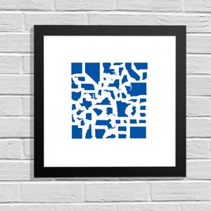 K&ouml;nnte beinhalten: Ein gerahmter Druck eines abstrakten Designs in Blau und Wei&szlig;. Das Design besteht aus einem Raster von Quadraten, die jeweils mit einer anderen Form gef&uuml;llt sind. Die Formen sind alle wei&szlig; und in einem zuf&auml;lligen Muster angeordnet.