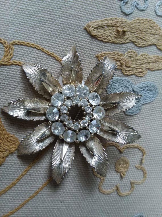 Vintage LISNER Signed Flower Sunburst Goldtone Rhi