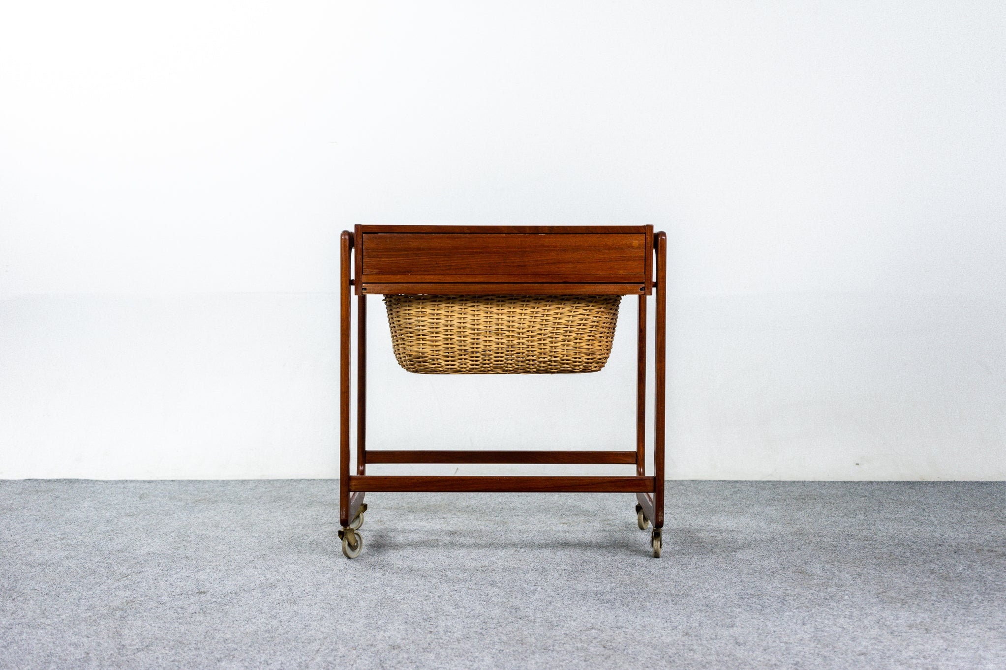 豪華で新しい 希少 Sewing table in teak rattan ウェグナー sushitai