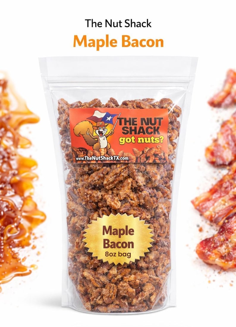 Puede incluir: Una bolsa de pl&aacute;stico transparente llena de nueces con sabor a arce y tocino. La bolsa tiene una etiqueta dorada con la inscripci&oacute;n "Maple Bacon 8oz bag". El logotipo de The Nut Shack, con una ardilla y la bandera de Texas, es visible. Tambi&eacute;n se muestra el texto "The Nut Shack got nuts?"