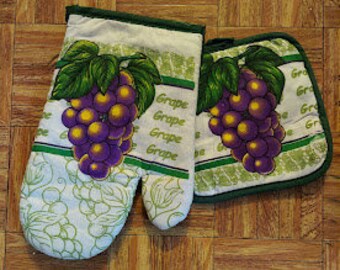 Kitchen Pot Holder and Oven Mitt Grape