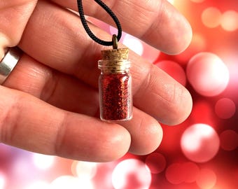Collana con bottiglia di polvere di fata "Glowing Ruby" con glitter rossi. Collana con cordino nero ridimensionabile. Ciondolo in polvere di fata per ragazze che amano le fate.