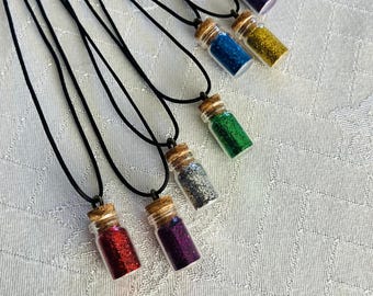 Set di collane con polvere di fata, bomboniere con bottiglie glitterate