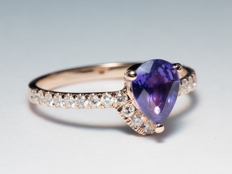 Kleur veranderende saffier ring, paars blauwe saffier, peer verloving ring, kleur veranderende ring, kleur veranderende steen, unieke kleur saffier afbeelding 1