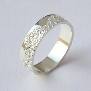 Fede nuziale in argento con pizzo, anello di anniversario, fede nuziale, fede nuziale, anello di pizzo d'argento, anello d'argento unico, anello d'argento testurizzato