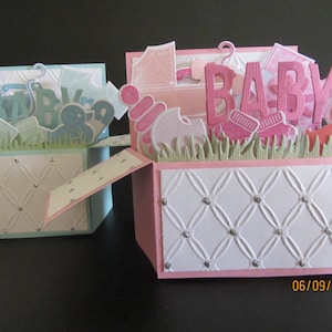 Handgemaakte 3D-wenskaart, kaart babyjongen/meisje in een doos. Gepersonaliseerd