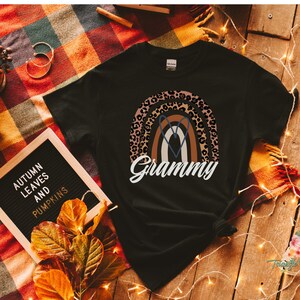 Leopard Grammy Shirt, Boho Regenbogen Grammy Geschenk, Oma Shirt, Muttertagsgeschenk, Weihnachtsgeschenk, Schwangerschaft Ankündigung, Best Grammy Ever