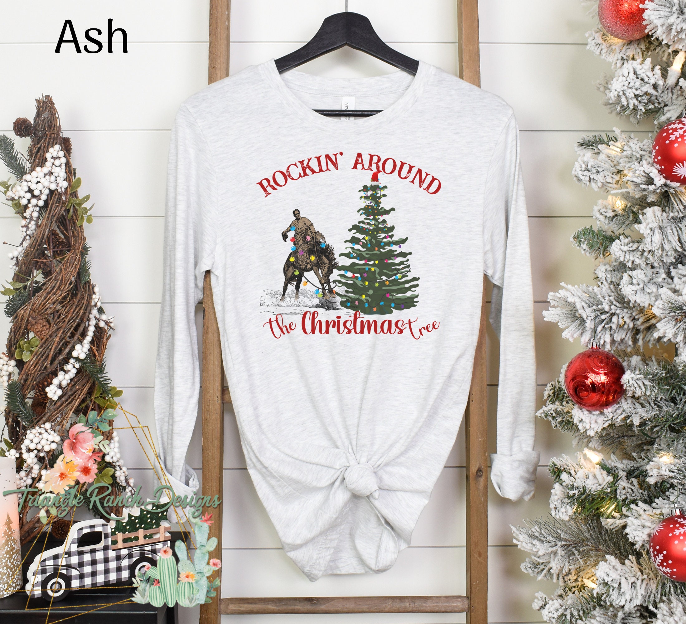 Maglione natalizio da cowboy, dondolo attorno all'albero di Natale