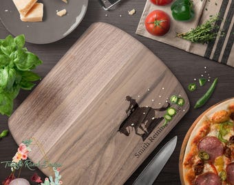 Planche à découper personnalisée, shower de bébé cow-girl, cadeau unique pour la Saint-Valentin, planche de service, pendaison de crémaillère, cadeau de fiançailles gravé