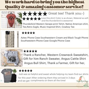 Pu&ograve; includere: Cinque recensioni dei clienti con cinque stelle ciascuna. Le recensioni sono per una maglietta rossa e bianca Thunderbird, una custodia per telefono Southwestern, una felpa grigia con una grafica di una mucca e una maglietta grigia con una grafica di paillettes dorate. Le recensioni evidenziano la qualit&agrave; dei prodotti e l'eccellente servizio clienti.