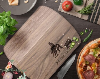 Planche à découper personnalisée, shower de bébé cow-girl, cadeau unique pour la Saint-Valentin, planche de service, pendaison de crémaillère, cadeau de fiançailles gravé